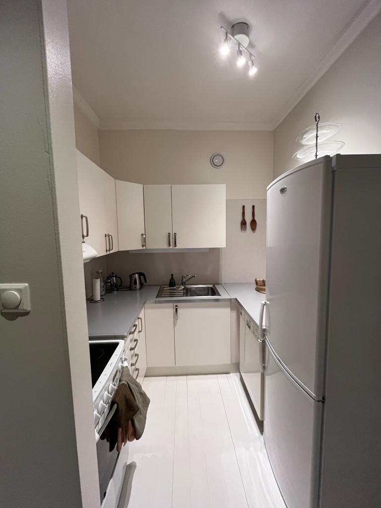 Kjøkken med oppvaskmaskin, kjøl/frys, komfyr